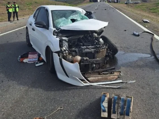 Increíble choque entre un auto y un camión deja como saldo otro salteño