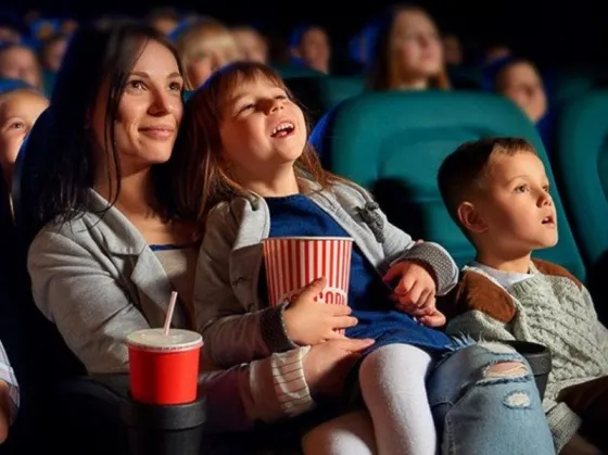 Con cuanta plata tenés que contar para ir al cine y después comer algo