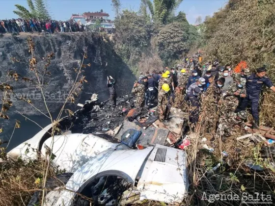 Los servicios de rescate intentaban sofocar las llamas en el lugar del accidente para iniciar el rescate de los pasajeros.