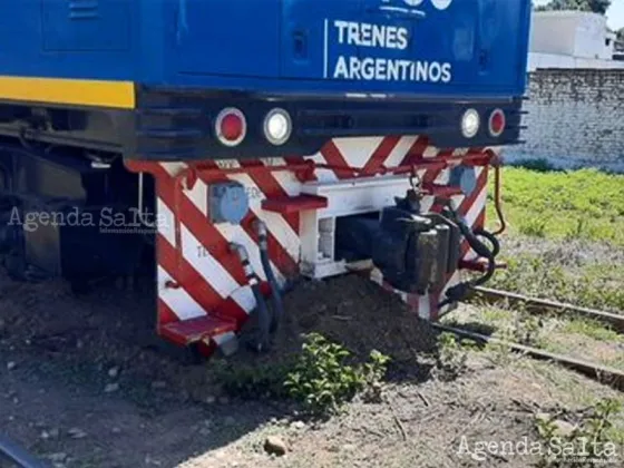 Una vía se quebró e hizo que la locomotora del tren descarrile