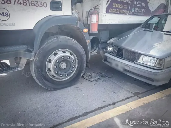 Camión de Agrotécnica Fueguina chochó un auto sobre Av. Delgadillo