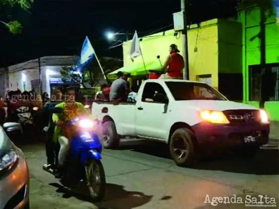 Vecinos de San Ramón de la Nueva Orán durante las protestas tras el incremento en sus facturas de energía eléctrica.