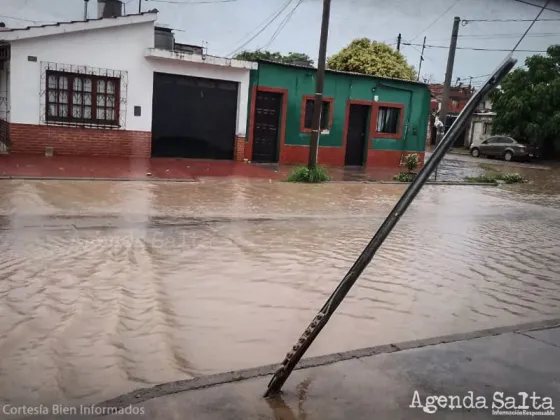 En pocos minutos cayeron 40 mm de agua e hizo que avenidas y calles se transformaron en verdaderos ríos