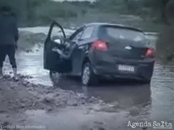 Intentó cruzar y quedó varado en medio del río