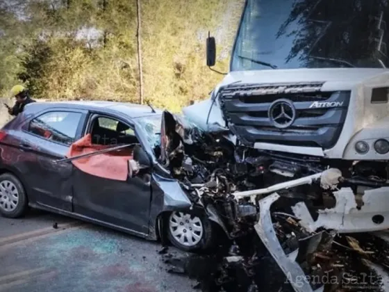 Mueren médico y enfermero en un brutal choque frontal entre un auto y un camión