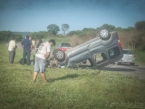 Terrible accidente en Salta: volcaron y quedaron atrapados