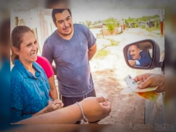 Polémica por la descarada acción de un gobernador que pasea en su 4×4 repartiendo billetes