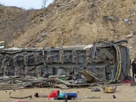 Tragedia: Un micro que transportaba 60 pasajeros cayó al vacío en el desierto de Piura y hay al menos 25 muertos