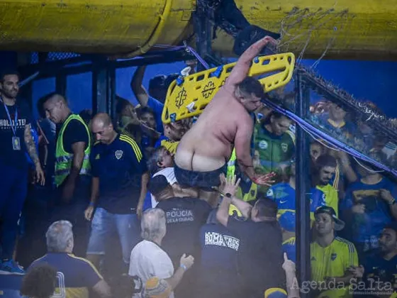 VIDEO: un hincha de Boca se cayó desde la segunda bandeja y quedó enganchado en un alambre de púas