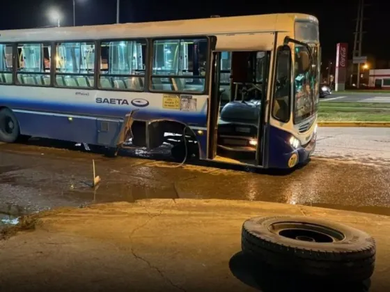 Desgracia con suerte: Se le salió una rueda a un SAETA que hacia la rotonda en V° Palacios