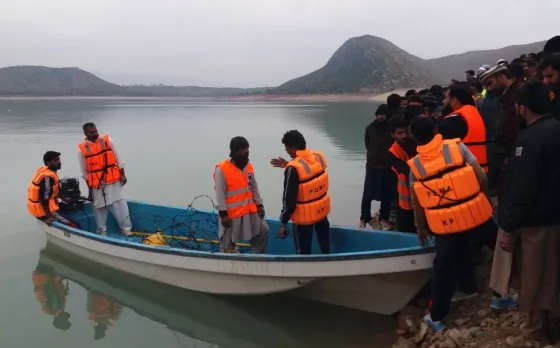 Sube a 52 cifra de muertos por hundimiento de bote en Pakistán