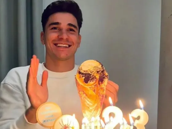 [VIDEO] Julián Álvarez festejó su cumpleaños 23 en Inglaterra con su familia: el detalle mundialista en la torta que recibió