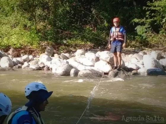 Una turista quiso sacarse una selfie en la orilla de un río, cayó al agua y murió ahogada