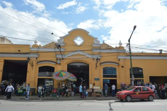 Sorprendido robando en un puesto del mercado