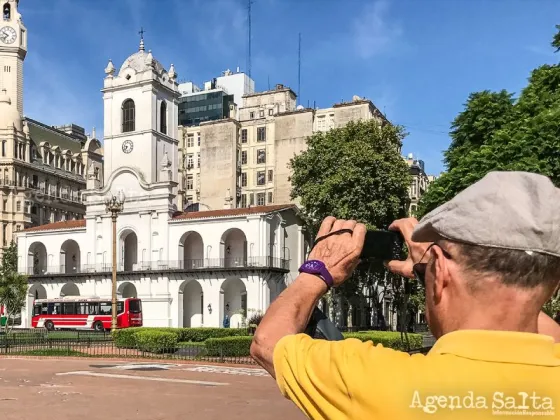 Un turista realiza fotografías al histórico Cabildo