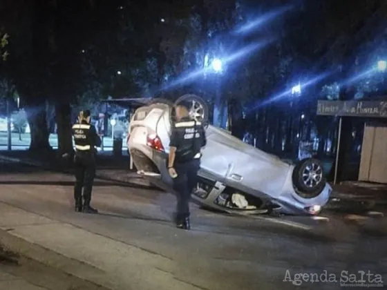 Chocó a un auto estacionado y volcó