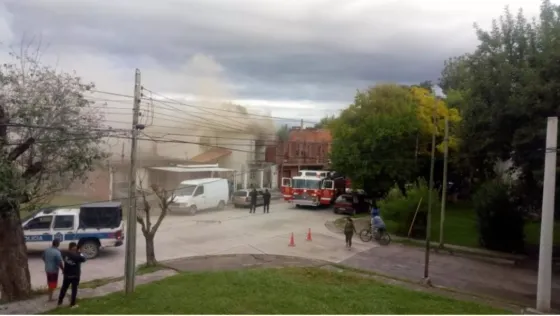 Rescataron a cuatro niños de un feroz incendio en B° Parques Nacionales