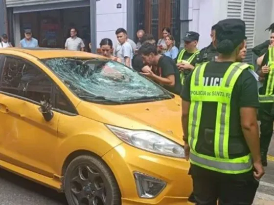 Un conductor intentó atravesar un piquete en el microcentro rosarino y le rompieron el auto.