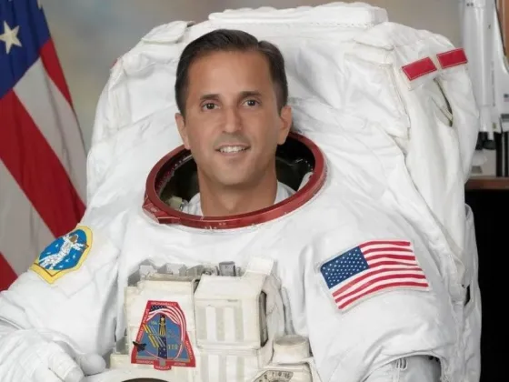 La NASA nombró por primera vez a un hispano como jefe de sus astronautas