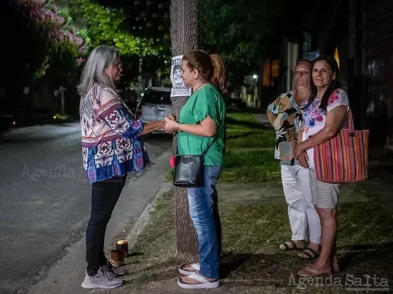 Los papás de Fernando se sumaron a la vigilia organizada por una vecina de Dolores a la espera del veredicto