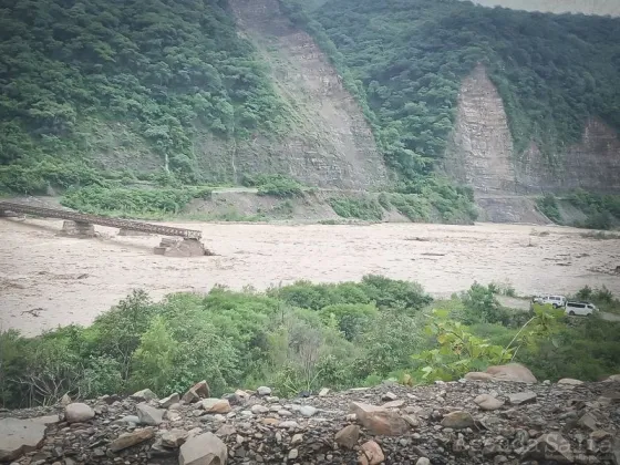 Vecinos de Los Toldos quedaron aislados de nuevo: La crecida se llevó hasta el terraplén