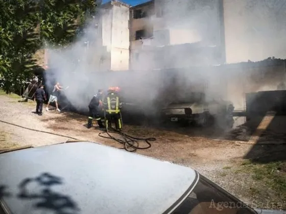 Cinco familias del barrio Juan Pablo perdieron sus vehículos en un lamentable incendio