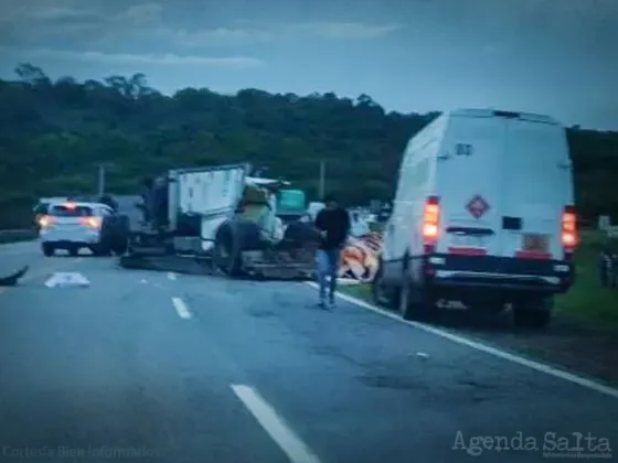 Un auto y un camión protagonizaron un grave accidente sobre ruta 34