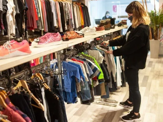 Renovar la ropa, cambiar el 0Km y comer afuera: “lujos” cada vez más lejos del bolsillo del consumidor