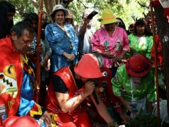 Salteños y turistas desenterraron al Pujllay en el Mercado Artesanal