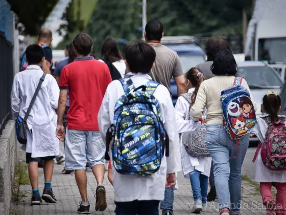 Bajo la lluvia casi 400 mil alumnos arrancaron hoy las clases en Salta