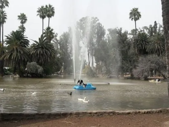 Vendedor ambulante rescató a salteñito que se cayó en el lago del Parque San Martín