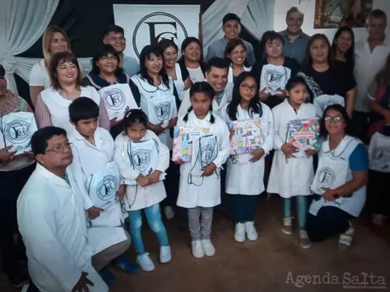 Un empresario solidario llevó útiles a 500 chicos de los cerros de Chicoana