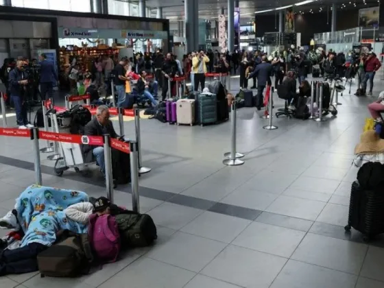 La aerolínea en la que iban a viajar quebró y dejó varados a cientos de argentinos en Colombia