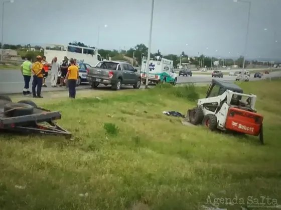 Joven esperaba sentado en la banquina y murió aplastado por una excavadora