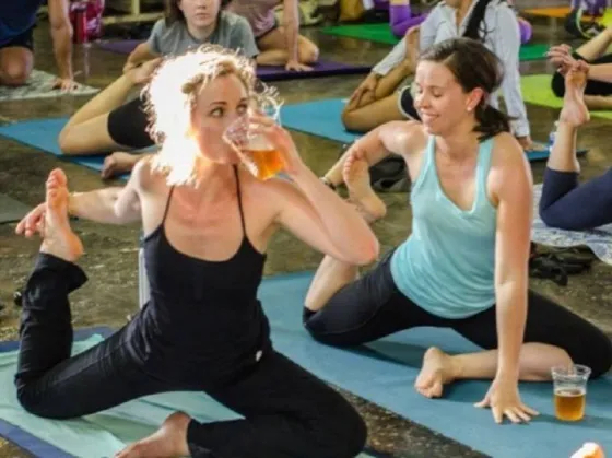 Beer Yoga: la mejor forma de ejercitarte mientras bebes cerveza