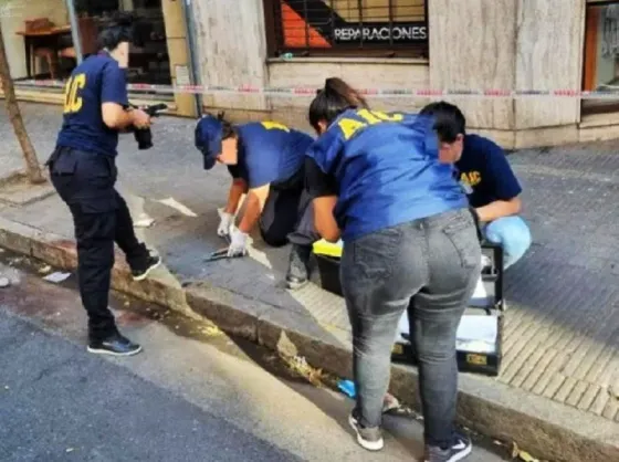 Un chorro apuñaló a un delivery, los vecinos lo atraparon y le dieron una golpiza