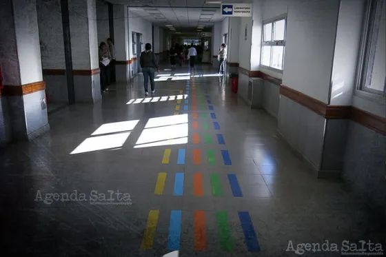 La madre llevaba a al niño, de 3 años, envuelto en una colcha que se enganchó con la rueda del motovehículo