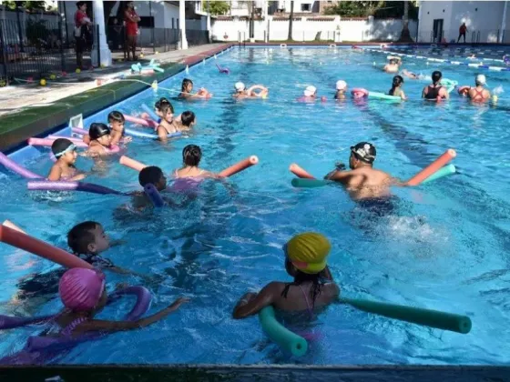 Exitoso comienzo de las Escuelas de Natación en la pileta J. D. Perón