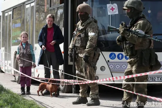 Civiles evacuados de Azovstal, en ruta a la zona controlada por las fuerzas ucranianas, tras la participación directa de las Naciones Unidas. (REUTERS/Alexander Ermochenko)