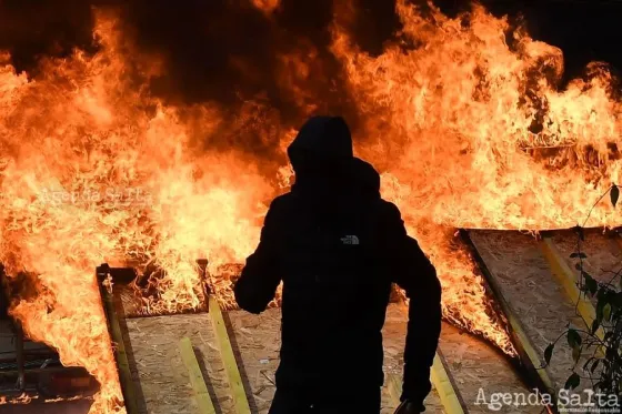 Un negocio incendiado tras la marcha en París. Foto AFP