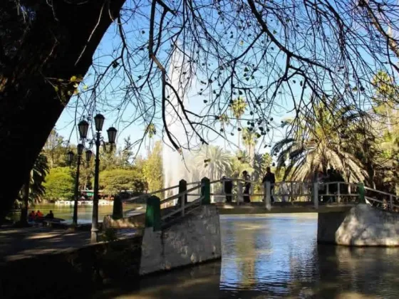 UN ASCO: Sorprendieron a vendedora lavando cubiertos en el lago del Parque San Martín