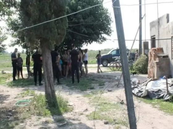 Un hombre entró a la casa de su exmujer mientras dormía y la ahorcó frente a sus hijos