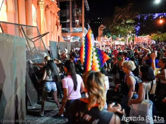 En Salta la marcha del #8M terminó con incidentes en la puerta de la Catedral