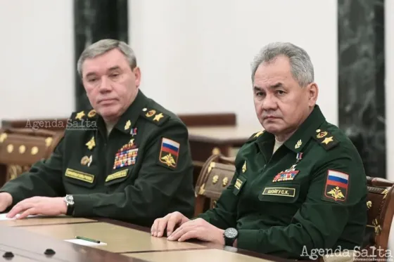 El ministro de Defensa ruso Sergei Shoigu y el jefe de Estado mayor del Ejército ruso Valery Gerasimov durante una reunión con Putin en febrero de 2022. (Sputnik/Aleksey Nikolskyi/Kremlin via REUTERS)