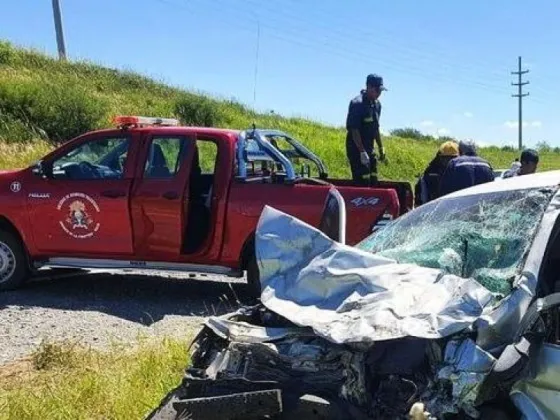 BRUTAL CHOQUE: Tres personas fueron rescatadas luego de haber quedado atrapadas