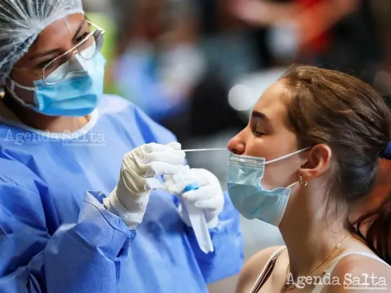 La última ola de la pandemia que vivió la Argentina se produjo a comienzos del verano a causa de la supercontagiosa Ómicron y comenzó a retroceder a fines de enero (REUTERS/Agustin Marcarian)