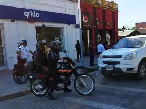 Motochorros asaltaron a mano armada a plena luz del día