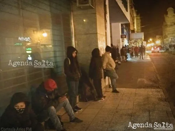 Decenas de personas durmieron en la calle, bajo el frío, para obtener el CBU en diferentes sucursales bancarias.