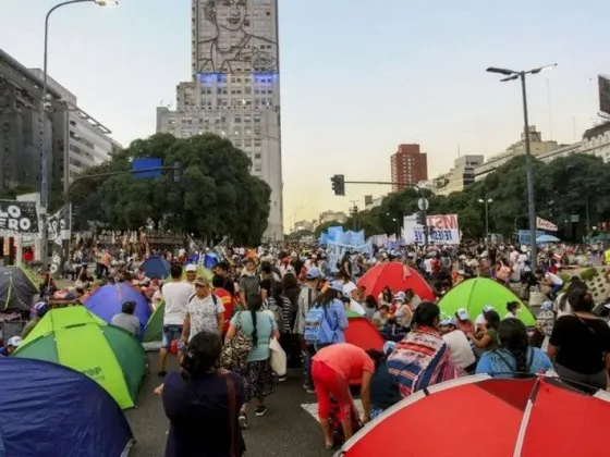 Organizaciones piqueteras se concentran en la 9 de Julio y prometen acampar por tiempo indeterminado