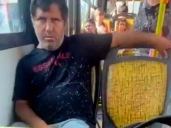 Degenerado: Lo grabó mientras se masturbaba frente a ella en un colectivo